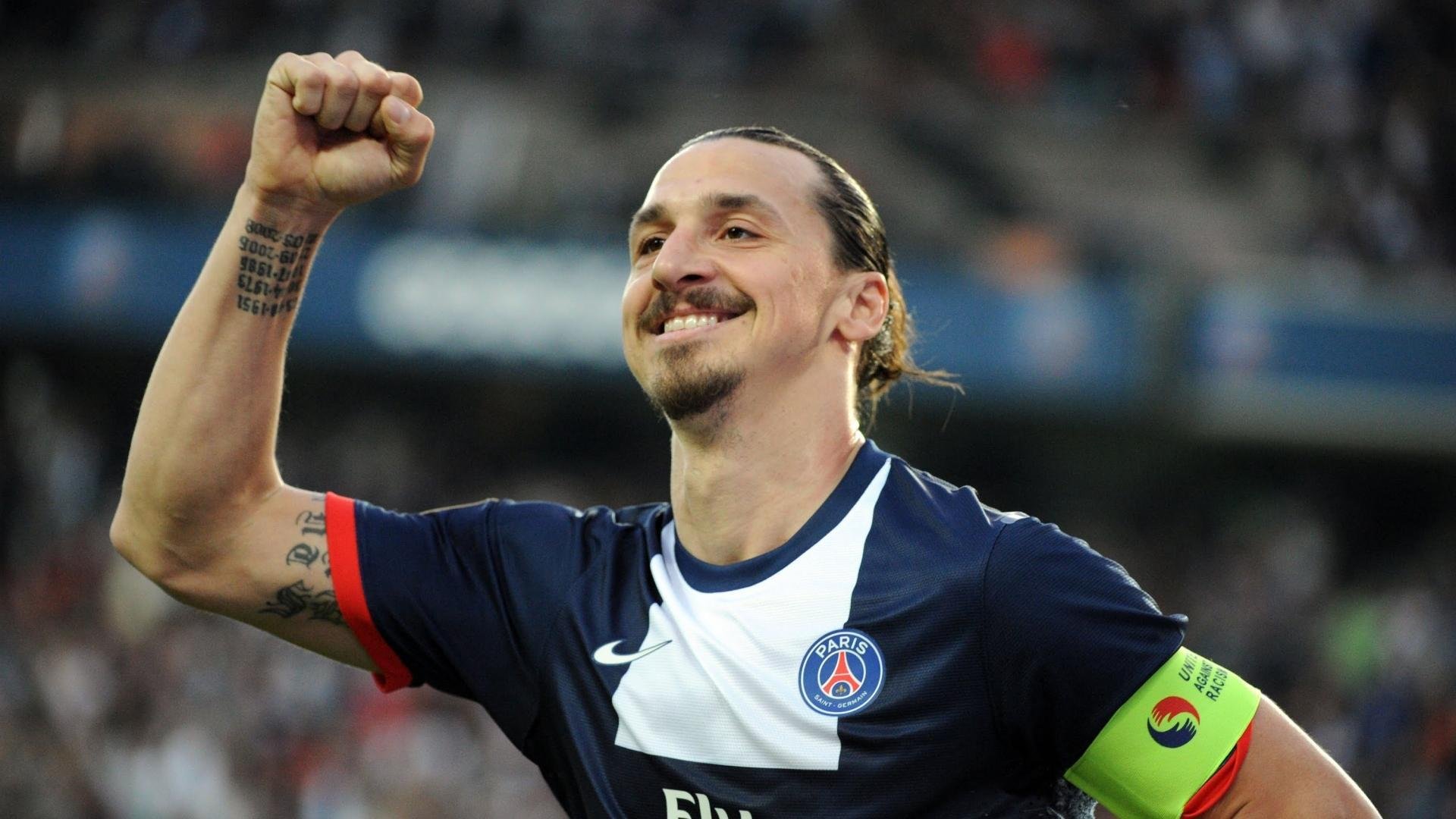 世界杯：FIFA启动“传奇球星校园行” 将奖杯复制品带入校园